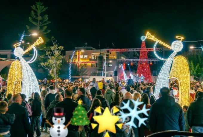 Ασφυκτικά γεμάτη η Κόρινθος για το άναμμα του δέντρου: Φως, μουσική και χιλιάδες χαμόγελα